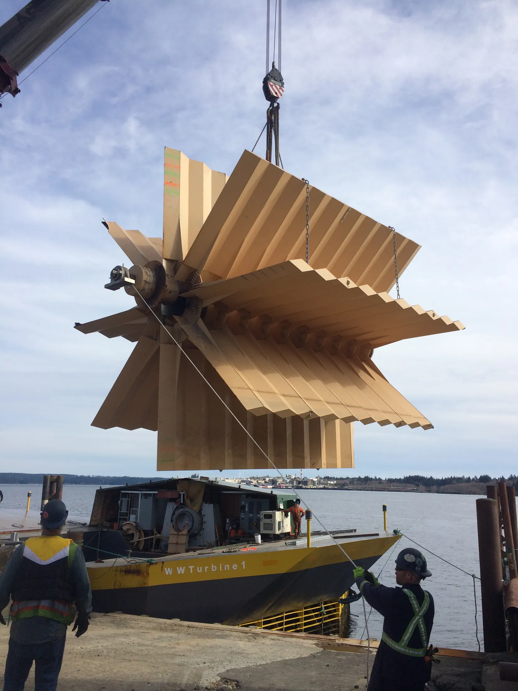 Tidal turbine rotor on the crane